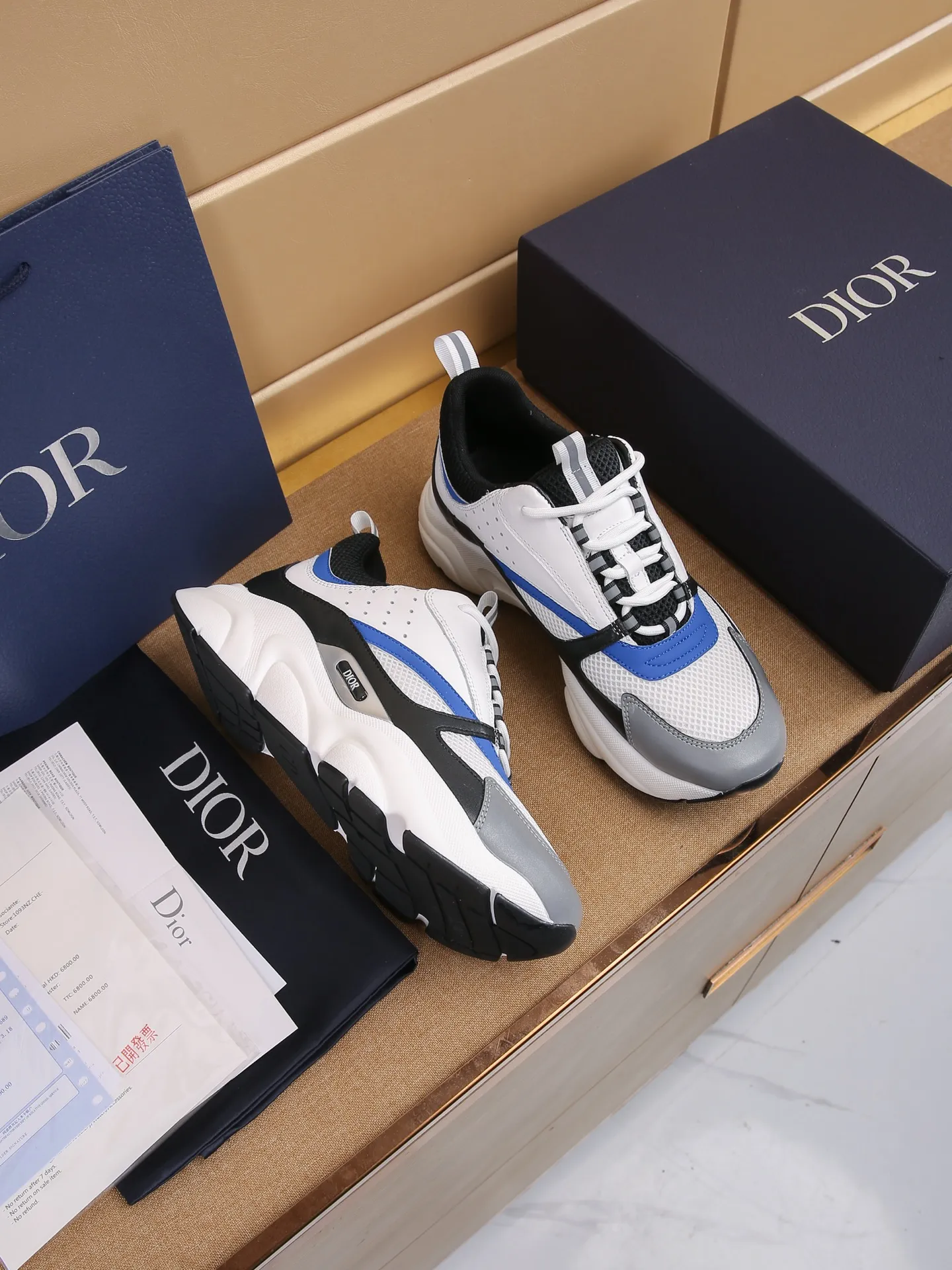 Factory price: 460💰Dior’s top version of D’s b22 men’s sports shoes. Inspired by retro running styles, the chunky low-top silhouette features gray calf leather and blue and white mesh fabric uppers, atop a black, white and blue engraved rubber sole. Nylon ribbon accents the blue mesh tongue and heel counter, and a "dio~" logo appears on the side. Pair it with a suit for a striking contrast and add a sportswear-chic edge to your look. The thick sole can be about 4cm~ Size: 38-45, [46, 47 customized]